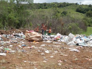 Crianças garimpam descalças no lixão de Pinhão, local deveria ter sido remediado e apenas manter uma estação de triagem e transbordo