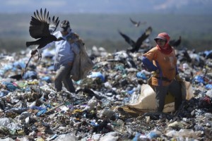O depósito em lixões resulta em emissões de substâncias tóxicas, como metano, dióxido de carbono, benzeno e cádmio (Foto: Edilson Rodrigues/Agência Senado)