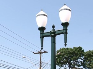 Postes instalados no centro da cidade tiveram preço máximo em licitação. Segundo denúncia, prefeitura favoreceu empresa para superfaturar serviço. 