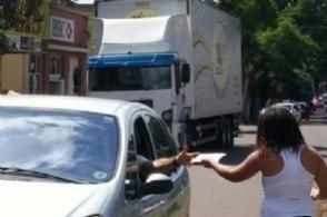 Jovens entregaram os panfletos nas ruas e casas.