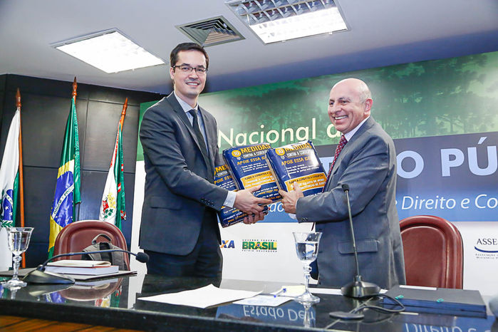 O procurador-geral de Justiça, Gilberto Giacoia, com o procurador da República Deltan Dallagnol assinando o apoio à campanha em agosto de 2015