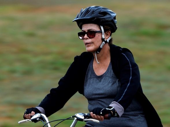 Dilma pedalando