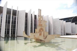 Um Tribunal de Contas, com diversas suspeitas contra membros, indicações políticas é o critério para a composição do quadro.