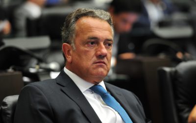 JUSTIÇA DETERMINA BLOQUEIO DE BENS NO VALOR DE 164,9 MIL DE PLAUTO MIRÓ
