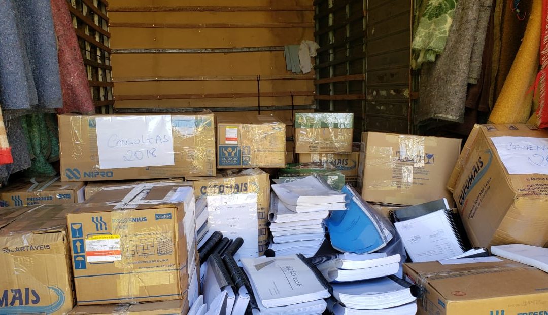 Arapongas – Um caminhão de documentos é retirado no Honpar após busca e apreensão