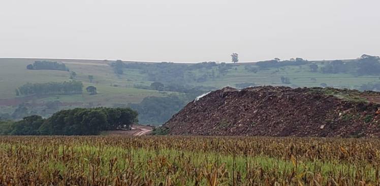 Município de Assis Chateaubriand é notificado por queima irregular de lixo e sobreacumulo de lixão
